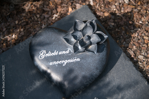 Geliebt und Unvergessen schwarzes Herz mit Blume  auf dem Hauptfriedhof Mülheim Ruhr