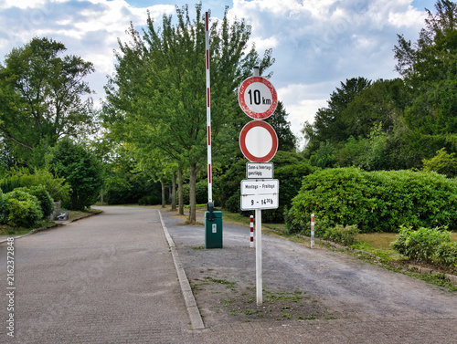 Schranke und Beschilderung auf dem Hauptfriedhof Mülheim Ruhr