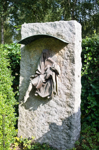 schöner Grabstein mit Jesus und Maria  auf dem Hauptfriedhof Mülheim Ruhr