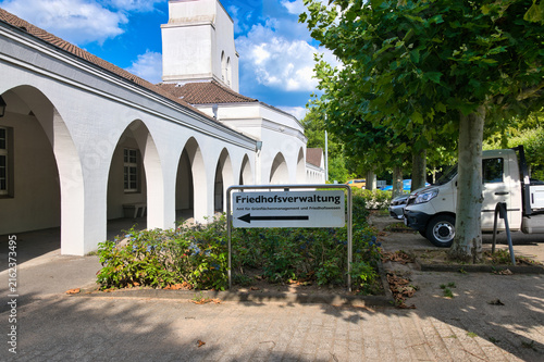 Haupteingang mit Hinweisschild auf dem Hauptfriedhof in Mülheim Ruhr