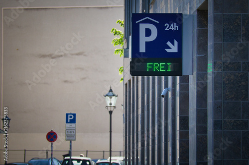 Parkhaus-Beschilderung mit digitaler Anzeige „FREI“ für verfügbare Parkplätze in der Innenstadt – Stadt Leipzig, Sachsen, Deutschland