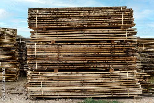 madriers de bois stocké en extérieur pour sécher destiné a la menuiserie