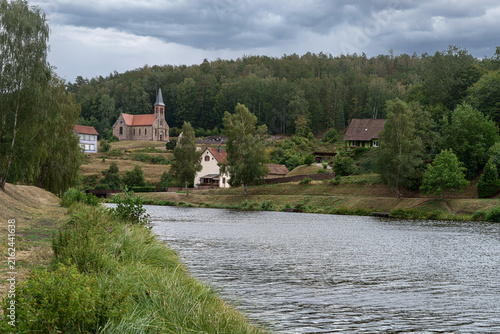 Grand étang de pêche de Mouterhoues dans le grand Est France