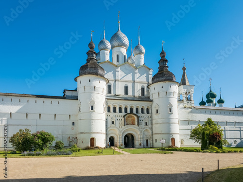 Bild auf Leinwand Novgorod Kremlin Fortress Gate and Church - Russia Architectural Landmark