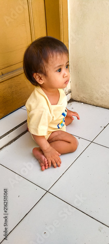 Foto Blissful one year old toddler smiling brightly outdoors
