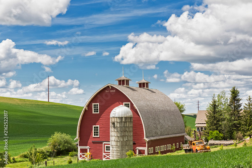 USA, Idaho, Palouse, red barn of a farm house