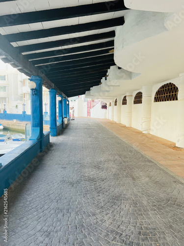Canvastavla A Moroccan-style marina gallery with ultramarine blue columns and a wooden ceiling