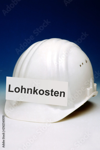 Weißer Bauschutzhelm mit einem Schild mit der Aufschrift „Lohnkosten“ – symbolische Darstellung von Personalkosten, Arbeitskosten, Bauwirtschaft und Lohnabrechnung.