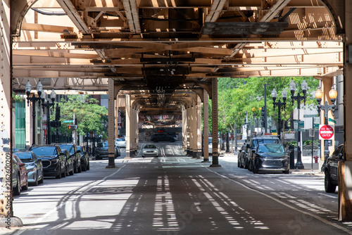 Canvastavla Chicago, IL, USA–June 30, 2026: Iconic streetscape of traffic beneath historic e