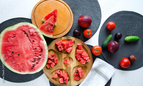 Foto Top view of fresh watermelon with tomatoes, cucumbers and stone fruits