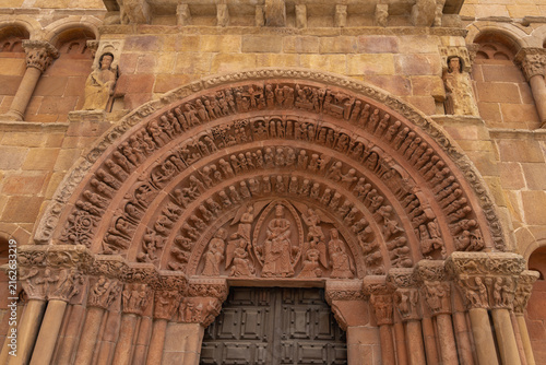 Cuadro en lienzo Romanesque Facade and Rose Window of the Church of Santo Domingo in Soria, Spain