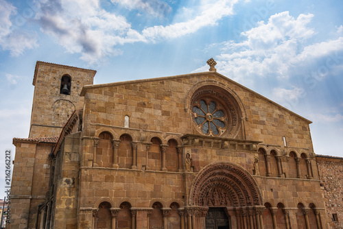 Cuadro en lienzo Romanesque Facade and Rose Window of the Church of Santo Domingo in Soria, Spain