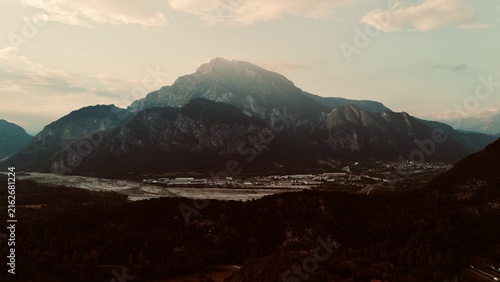 Foto Aerial view of forested mountain ridges and valleys in the Carnic Alps at sunset