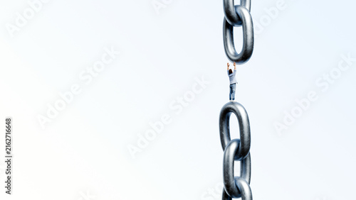 Obraz na płótnie Man standing as missing link between two giant steel chain sections reaching up