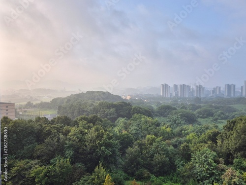 Fotografía Korea’s high-rise apartments and skyscrapers stand beyond a gentle veil of mist,