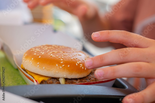 Foto sesame seed burger held in hands, teenager person holding delicious hamburger, f