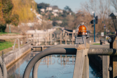 Foto Feu de signalisation orange sur une écluse au bord d'un canal