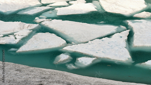 Fotografía Ice lake on a glacier and ice floes in Iceland, beautiful wild scenery