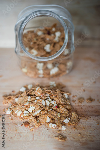 Müsli im Glas – knuspriges Granola mit Nüssen und Kokos auf Holztisch