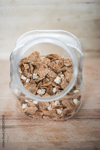 Müsli im Glas – knuspriges Granola mit Nüssen und Kokos auf Holztisch