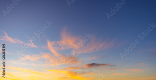 Cuadro en lienzo Vibrant Sunset Sky with Dramatic Purple and Orange Clouds,A stunning and vibrant sunset sky, featuring a beautiful blend of deep purple, blue, and fiery orange clouds