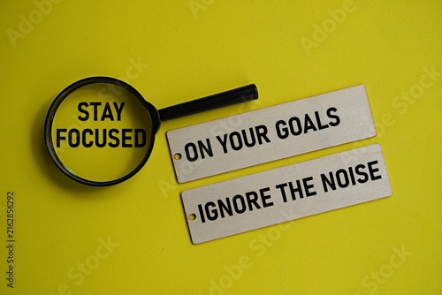Fotografía STAY FOCUSED ON YOUR GOALS IGNORE THE NOISE Motivational quote