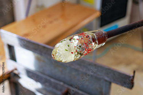 Molten Glass on a Blowpipe During Traditional Glassblowing Process
吹き竿に巻き取られた色ガラス入りの溶融ガラスと吹きガラス制作工程