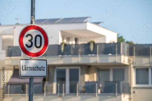Verkehrsschild Tempo 30 Lärmschutz vor moderner Wohnanlage in Neckartenzlingen	