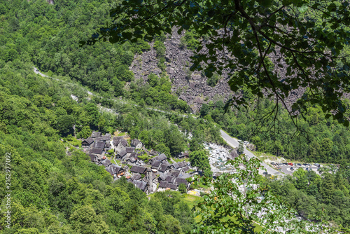Foto The mountain village Foroglio viewed from high mountain like a nest surrounded i