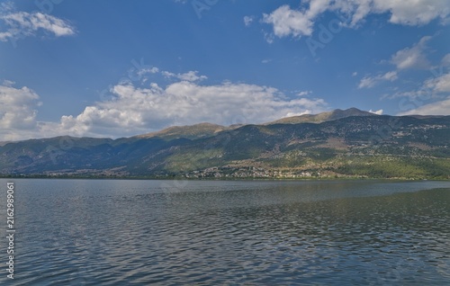 Foto Lake Pamvotida and Amphithea Village near Ioannina, Epirus, Greece