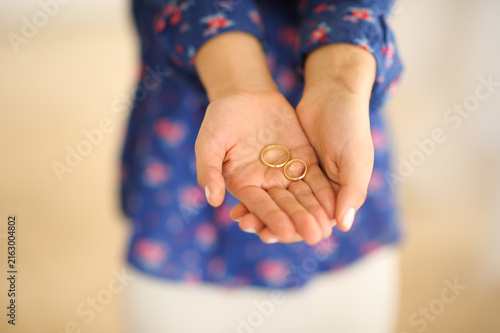 Cuadro en lienzo Bride holding wedding rings