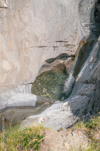 Foto Cascade naturelle dans une gorge rocheuse au Queyras