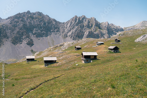 Cabanes d'alpage isolées au pied des sommets rocheux du Queyras