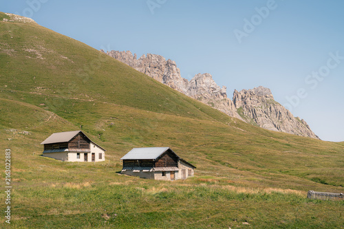 Konstfotografi Chalets alpins au pied des falaises rocheuses du Queyras