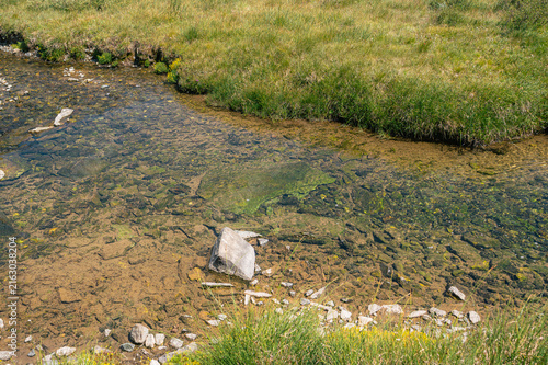 Foto Ruisseau clair sur lit rocheux dans une prairie du Queyras