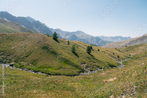Foto Vallée verdoyante et ruisseau au pied des montagnes du Queyras