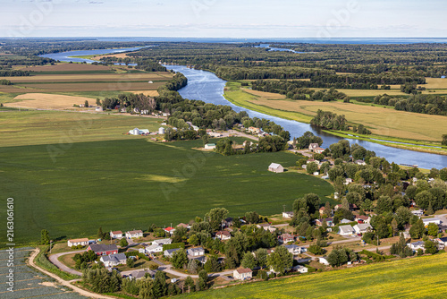Konstfotografi Vue aérienne de Bertierville sur le bord du Fleuve Saint-Laurent