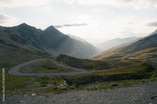 Konstfotografi Route sinueuse en lacet dans un col de montagne au coucher du soleil