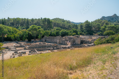 Obraz na płótnie Site archéologique de Glanum avec ruines romaines et collines à Saint-Rémy-de-Pr