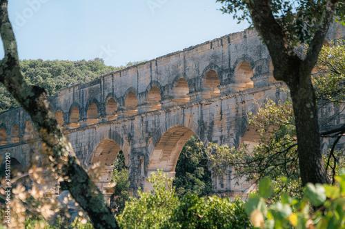 Fotografie Pont du Gard, aqueduc romain antique entoure de verdure