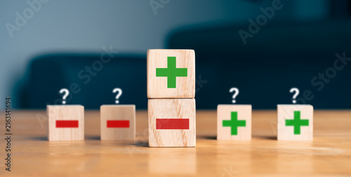 Canvastavla Pros and cons decision making concept with green plus and red minus symbols on w