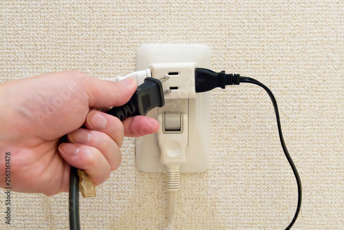 Naklejka 電源アウトレット（コンセント）に黒いプラグを差し込む②