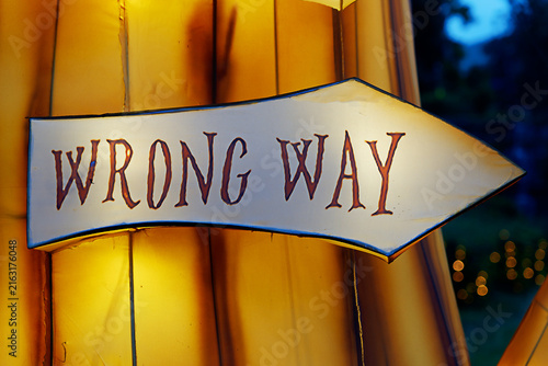 Obraz na plátně wrong way arrow cartoon sign