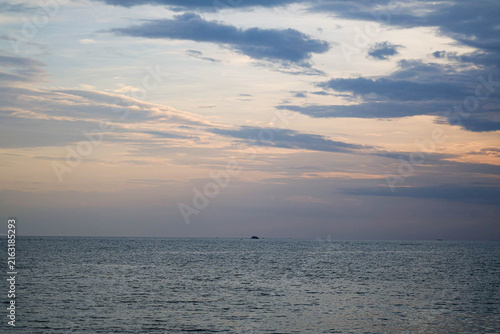 Fotografía Scenic view of calm sea horizon under sunset sky with clouds