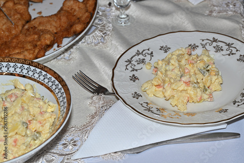 Foto Christmas food chicken salad, beetroot potato salad