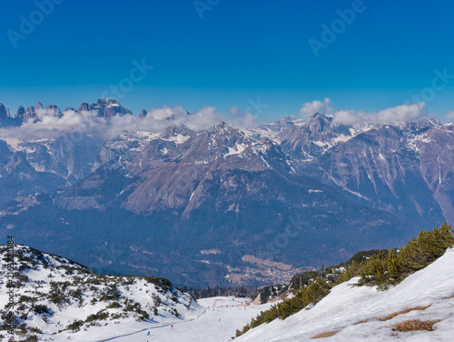 Foto Panoramic view down snow covered valley in alpine mountain range
