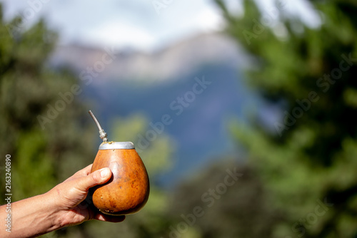 Foto Man holding calabash Latin American yerba mate in nature