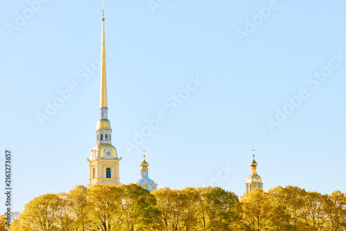 Foto The golden spire of the Peter and Paul Fortress through yellow leaves in Saint-P