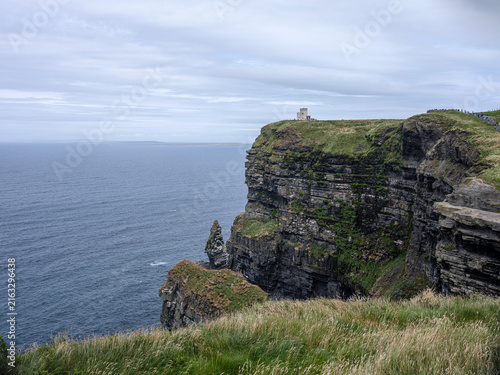 Foto Cliffs of moher o'brien's tower atlantic ocean ireland coastline view