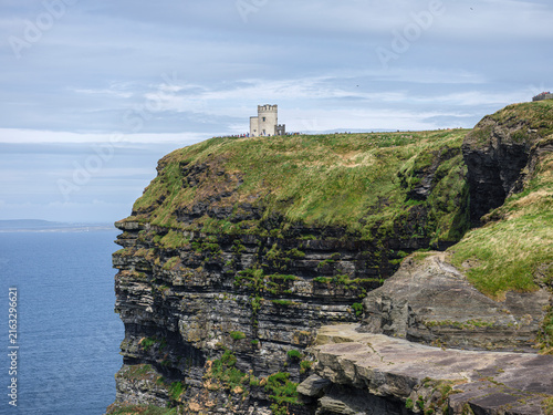 Fotografie O'brien's tower on cliffs of moher, ireland atlantic ocean coastline